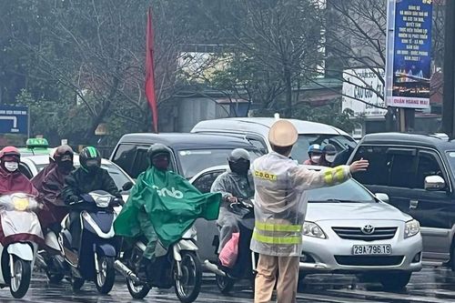 CSGT Hà Nội đội mưa đảm bảo an toàn giao thông
