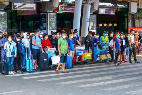 Sân bay Tân Sơn Nhất tấp nập khách trở lại sau nhiều ngày nghỉ Tết