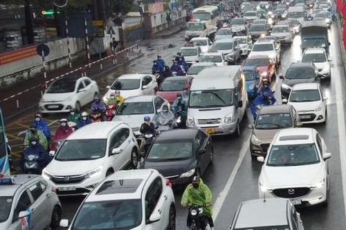 Ùn tắc kéo dài trên cao tốc Pháp Vân, CSGT ngăn đường để phân luồng