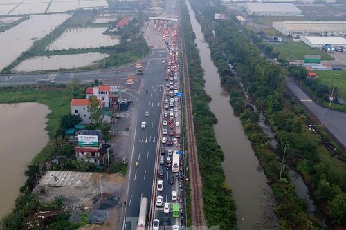 Người dân đội mưa rét trở về Hà Nội sau kỳ nghỉ Tết