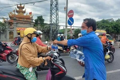 Xúc động hình ảnh phát nước, bánh mì cho dòng người trở lại TPHCM sau Tết