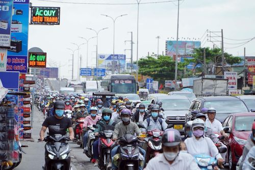 Người dân đổ về TP Hồ Chí Minh sau kỳ nghỉ Tết Nguyên đán