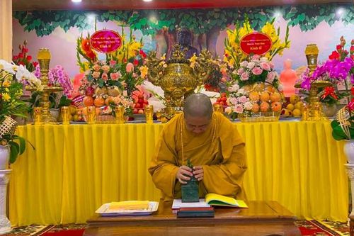 Nghệ An: Người dân đổ xô 'Khai bút cầu trí tuệ' đầu năm trong mưa lạnh