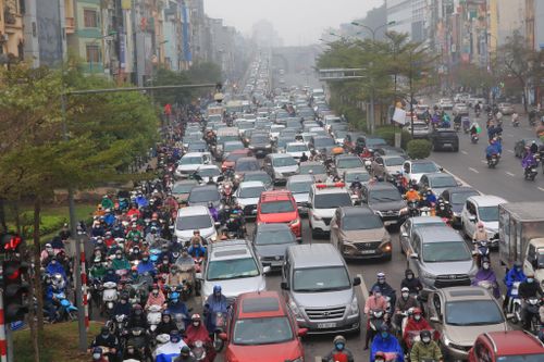 Đường phố Hà Nội chật như 'nêm' ngày đầu đi làm sau Tết