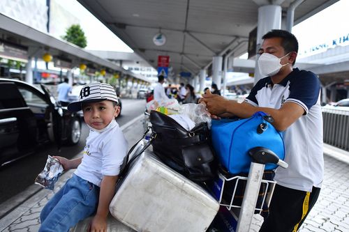 Cảnh hành khách chen chúc ở sân bay Tân Sơn Nhất
