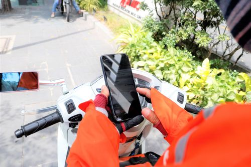 Shipper ở TP.HCM đổ về các tòa nhà sau kỳ nghỉ Tết