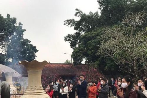 Đầu năm bạn trẻ đi đền Trần Nam Định để cầu công danh