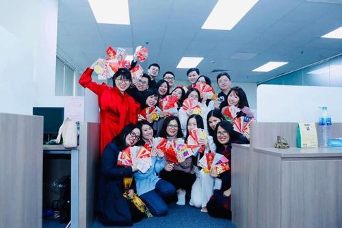 Dân công sở hào hứng khoe lì xì ngày khai xuân