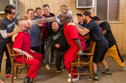 Phim hài 'Jackass Forever' ăn khách vượt mặt bom tấn 'Spider-Man'