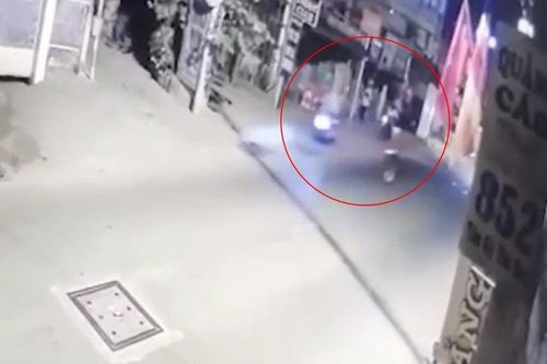 Clip: Mâu thuẫn va chạm giao thông, nam thanh niên đạp ngã xe đối phương khiến va vào cột điện tử vong