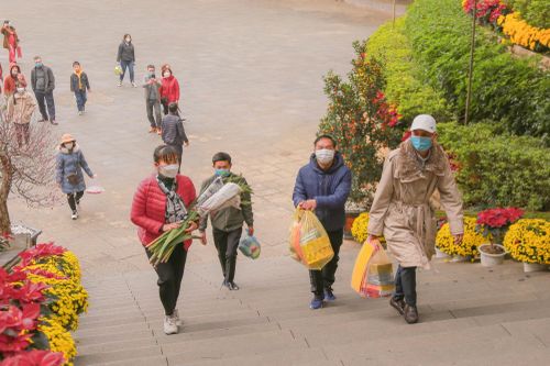 Nhiều người hành hương về đất Tổ trong dịp đầu năm mới