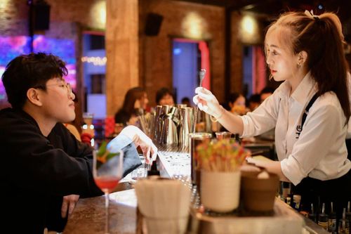 Hủy đặt bàn ăn sau Tết vì đắt đỏ, phục vụ kém