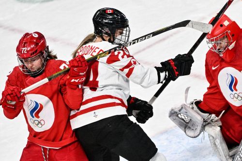 Vì sao đội hockey Canada đeo khẩu trang khi thi đấu với đội Nga?