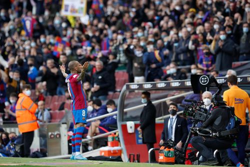 Dani Alves không chỉ có mỗi sự ngạo nghễ