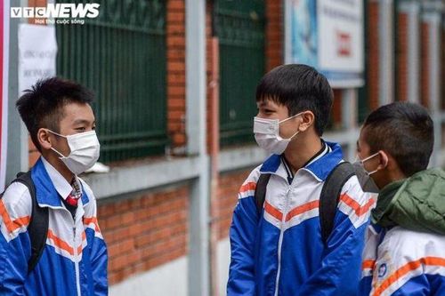 Học sinh Hà Nội phấn khởi tới trường sau Tết