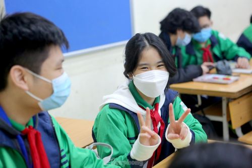 Học sinh Hà Nội hân hoan trong ngày đầu trở lại trường học trực tiếp