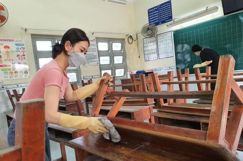 TPHCM: Trường mầm non, tiểu học gấp rút dọn dẹp đón học sinh trở lại