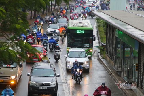 Hà Nội mưa rét, buýt nhanh BRT bị 'khóa chặt' giữa dòng xe