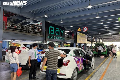 Sân bay Tân Sơn Nhất thông thoáng, không còn cảnh chen chúc đón taxi
