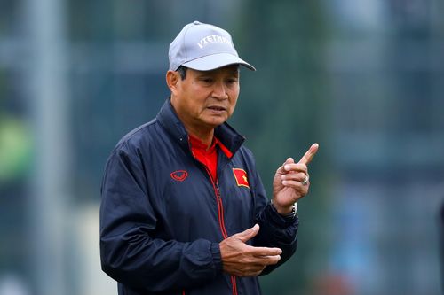 HLV Mai Đức Chung: 'Có cầu thủ không thở được, cứ chạy là ngã'