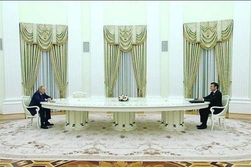 Dụng ý từ chiếc bàn quá khổ của ông Putin
