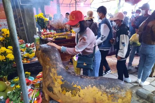 Lên chùa sờ 'hổ thần' cầu lộc đầu năm mới