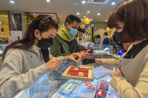 Người dân Hà Nội ùn ùn mua vàng trước Ngày vía Thần Tài