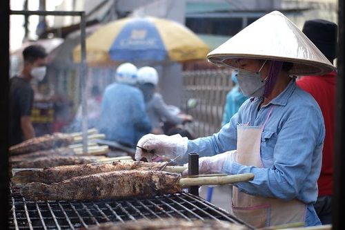 Huy động 30 người nướng 5.000 con cá lóc để bán ngày vía Thần Tài