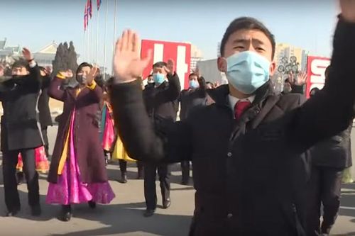 Thanh niên Triều Tiên nhảy múa rộn ràng mừng ngày thành lập quân đội