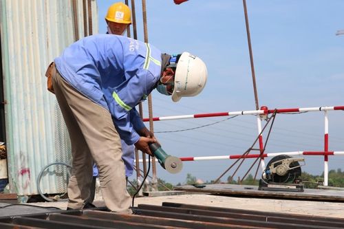 Công nhân hối hả trở lại công trường trọng điểm để làm việc sau Tết