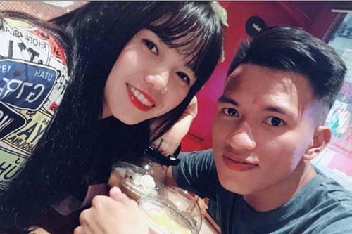 Mối tình 'chị em' nên duyên vợ chồng của hot girl tuyển nữ và cựu tiền vệ U23 Việt Nam