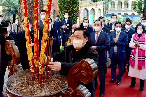 Chủ tịch Quốc hội Vương Đình Huệ dâng hương tưởng nhớ các bậc tiền nhân có công với đất nước tại Điện Kính Thiên, Hoàng thành Thăng Long
