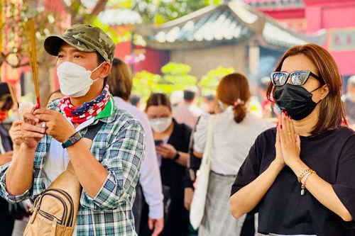 Ngày 'vía' ông Trời, người dân Sài Gòn đổ về chùa Ngọc Hoàng cầu bình an