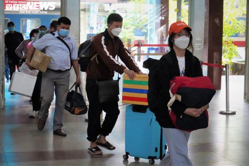 Ga Sài Gòn nhộn nhịp người dân trở lại thành phố sau Tết
