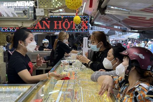 Nhiều người ở TP.HCM tranh thủ đi mua vàng trước ngày vía Thần Tài