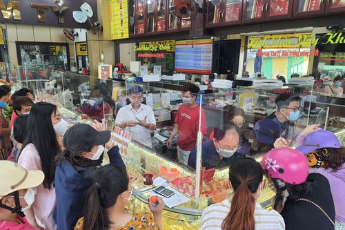 Bạc Liêu: Vàng, heo quay, cá lóc nướng... đắt hàng ngày vía Thần Tài