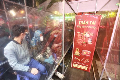 Xếp hàng từ 3h sáng mua vàng trong ngày vía Thần Tài