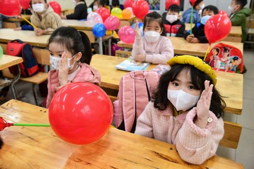 Trẻ tiểu học và lớp 6 ở ngoại thành Hà Nội trở lại trường