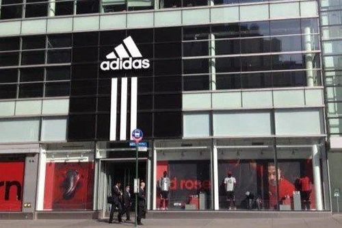 adidas gây tranh cãi vì sử dụng hình ảnh ngực trần phụ nữ để quảng cáo