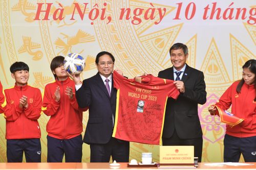 Thủ tướng Phạm Minh Chính gặp các 'cô gái vàng' của tuyển bóng đá nữ