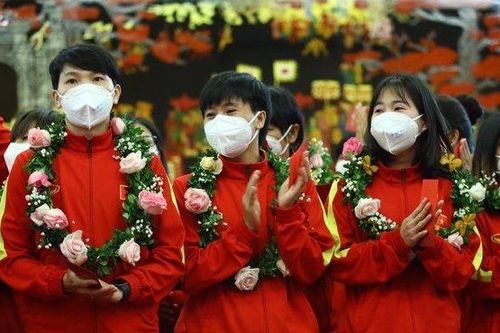 Thầy trò HLV Mai Đức Chung được đón tiếp nồng nhiệt khi trở về nước