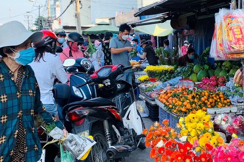 Tấp nập người mua trái cây, cá lóc nướng vía Thần Tài