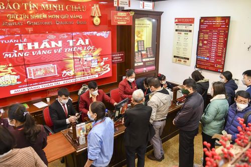 Hàng vàng đông khách trước ngày vía Thần Tài
