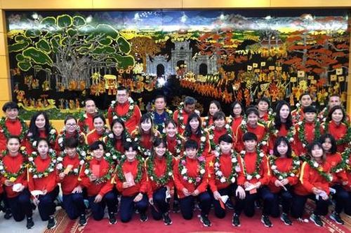 Đội tuyển nữ Việt Nam rạng rỡ về nước