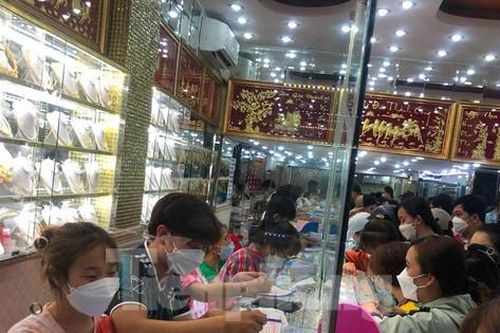 Gần nửa đêm, khách vẫn nườm nượp mua vàng cầu may