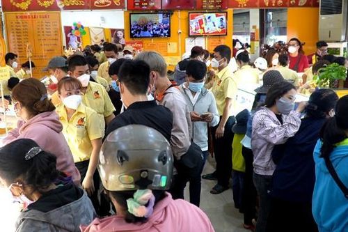 TP.HCM: Khách chen chúc, nhiều tiệm vàng 'cháy hàng' ngày vía Thần Tài