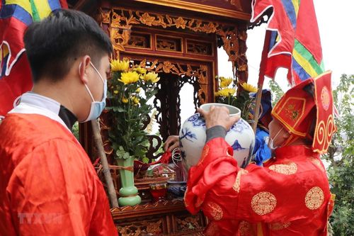 Nghi lễ lấy nước từ ngã ba sông đầu năm mới ở Phú Thọ