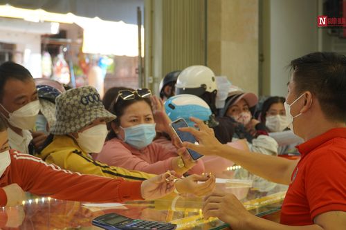 Bình Thuận tấp nập người dân đi mua vàng ngày vía Thần tài
