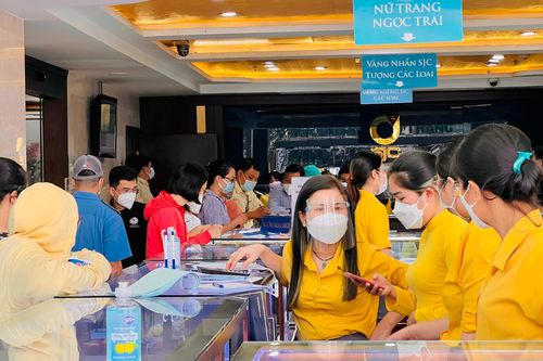 Mua vàng ngày vía Thần Tài: Khách đông nhưng vẫn thua các năm trước