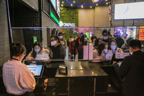 Giới trẻ Hà Thành nô nức xếp hàng mua vé ngày đầu Hà Nội mở lại rạp chiếu phim